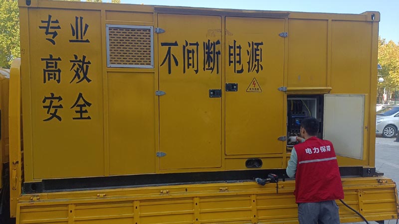 柳南柴油发电机组和UPS电源配合使用时，如何避免切换过程中的电力中断？