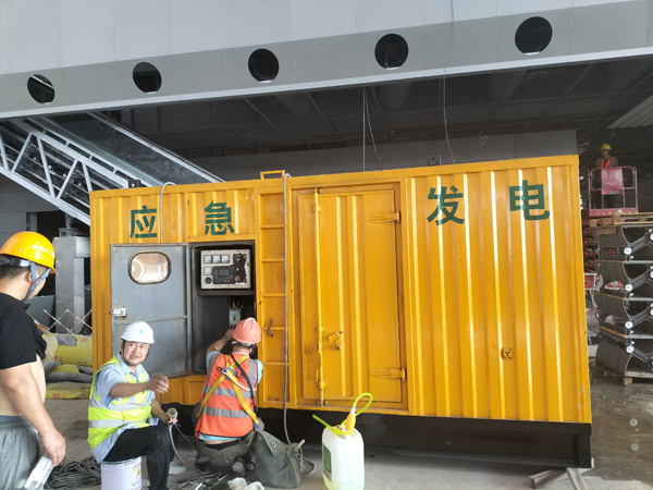 柳南怎样判断空气滤清器是否需要更换？